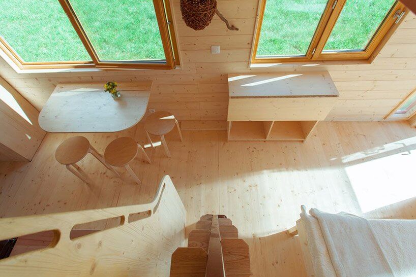 optinid tiny house设有滑动天窗，可通向天空设计