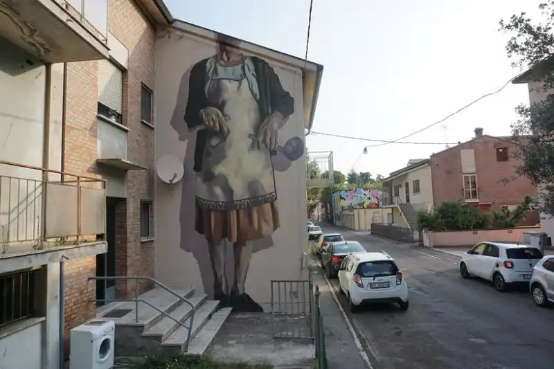 街头艺术家用巨型壁画描绘世界