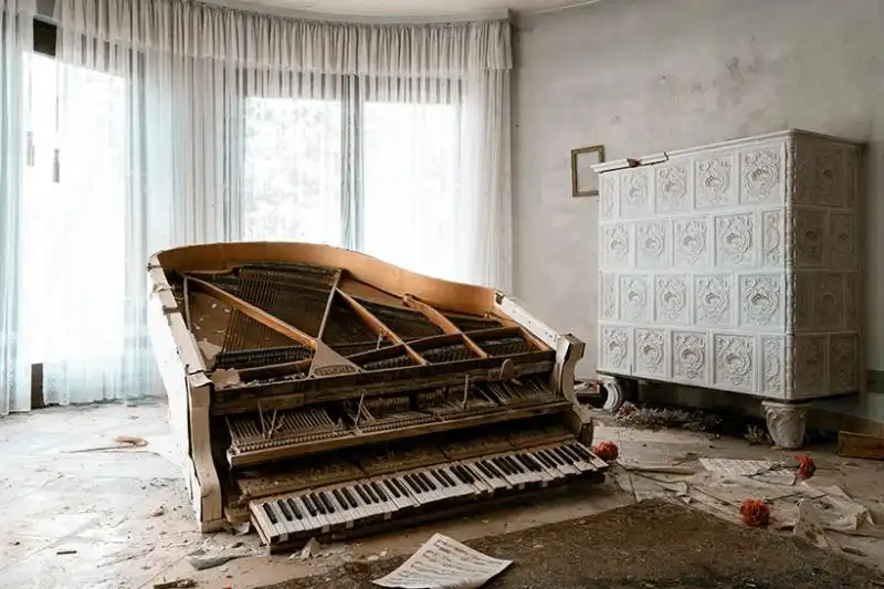 被遗忘的欧洲别墅中展示钢琴破损的新影像