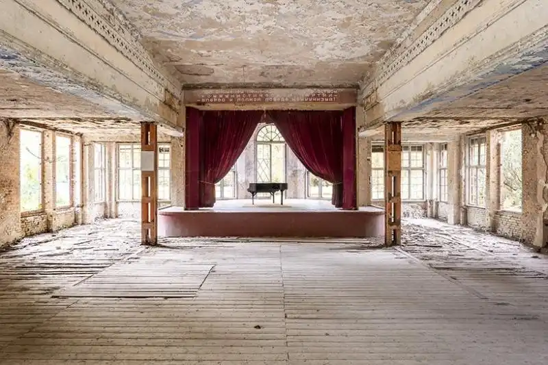 被遗忘的欧洲别墅中展示钢琴破损的新影像