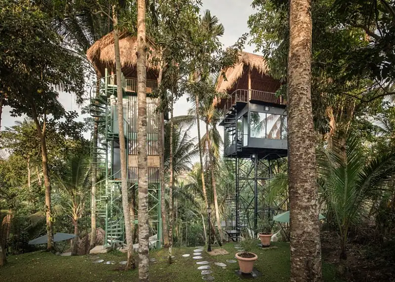 巴厘岛树屋酒店将热带建筑与工业建筑融为一体